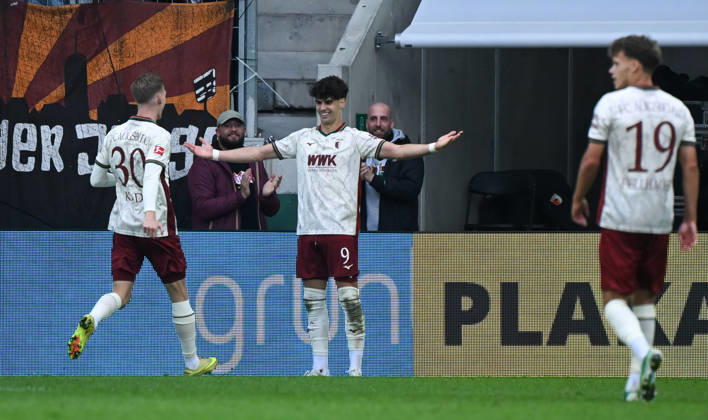 10.10.2026, xemx, Fussball 1.Bundesliga, FC Augsburg - Bayern München v.l. Rodrigo Ribeiro (FC Augsburg) Jubel, Torjubel, celebrate the goal, jubelt ueber das Tor zum 2:1 (DFL DFB REGULATIONS PROHIBIT ANY USE OF PHOTOGRAPHS as IMAGE SEQUENCES and or QUASI-VIDEO) Augsburg