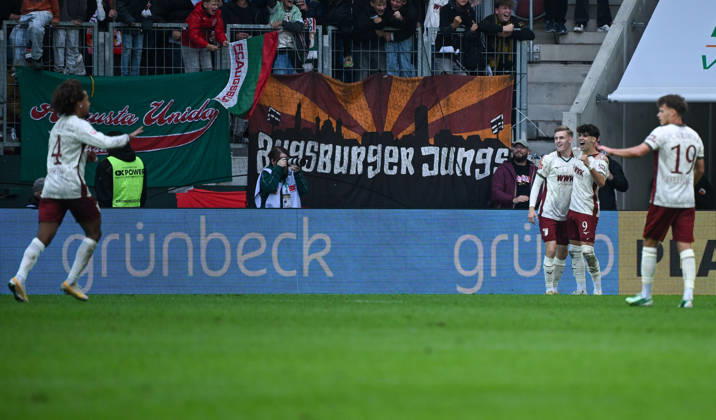 10.10.2026, xemx, Fussball 1.Bundesliga, FC Augsburg - Bayern München v.l. Rodrigo Ribeiro (FC Augsburg) Jubel, Torjubel, celebrate the goal, jubelt ueber das Tor zum 2:1 (DFL DFB REGULATIONS PROHIBIT ANY USE OF PHOTOGRAPHS as IMAGE SEQUENCES and or QUASI-VIDEO) Augsburg