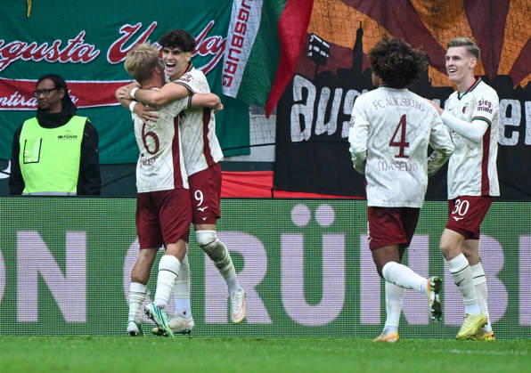 10.10.2026, xemx, Fussball 1.Bundesliga, FC Augsburg - Bayern München v.l. Rodrigo Ribeiro (FC Augsburg) Jubel, Torjubel, celebrate the goal, jubelt ueber das Tor zum 2:1 (DFL DFB REGULATIONS PROHIBIT ANY USE OF PHOTOGRAPHS as IMAGE SEQUENCES and or QUASI-VIDEO) Augsburg