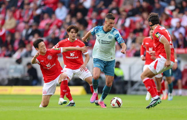 10.10.2026, Fussball Bundesliga, 1. FSV Mainz 05 - Bayer 04 Leverkusen, v.l., Jae-sung Lee (FSV Mainz 05), Kaishu Sano (FSV Mainz 05), Patrik Schick (Bayer 04 Leverkusen) DFL DFB REGULATIONS PROHIBIT ANY USE OF PHOTOGRAPHS AS IMAGE SEQUENCES AND OR QUASI-VIDEO. xdcx Copyright: HMBxMedia Claus