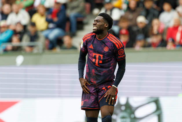 Alphonso Davies (19, FC Bayern München), schmerzverzerrtes Gesicht beim Spiel zwischen FC Augsburg v FC Bayern München, Fussball, Herren, Bundesliga, 2026 2027, 5.Spieltag am 10.10.2026 in Augsburg, WWK ARENA. DFL and DFB regulations prohibit any use of photographs as image sequences and or quasi-video. Bayern Deutschland