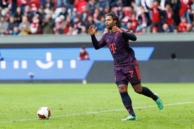 Serge Gnabry (7, FC Bayern München), Abseits beim Spiel zwischen FC Augsburg v FC Bayern München, Fussball, Herren, Bundesliga, 2026 2027, 5.Spieltag am 10.10.2026 in Augsburg, WWK ARENA. DFL and DFB regulations prohibit any use of photographs as image sequences and or quasi-video. Bayern Deutschland