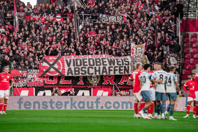 Deutschland: Fussball Saison 2026 2027 , 1. Bundesliga , 5. Spieltag , 1. FSV Mainz 05 vs. Bayer 04 Leverkusen - MEWA-Arena (Mainz) : Leverkusener Spieler jubeln zum 2:3 Führungstreffer, Tor, Torjubel, Jubel, Freude, Emotionen Mainz MEWA-Arena Deutschland Germany Copyright: xBennetxLongx