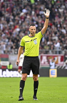 10.10.2026, Fussball Bundesliga 2026 2027, 5.Spieltag, FC Augsburg - FC Bayern München, in der WWK-Arena Augsburg, Schiedsrichter Sven Jablonski (Deutschland).