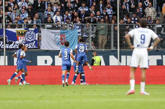 10.10.2026, GER, Fussball, Herren, 3. Liga, Saison 2026 2027, MSV Duisburg - TSG Hoffenheim II Blessing Miguel Makanda (TSG II) Torjubel, jubelt mit seiner Mannschaft nach dem Treffer zum 0:2 Duisburg schauinsland-reisen-Arena Nordrhein-Westfalen Deutschland Copyright: xAdrianxSchlüterx