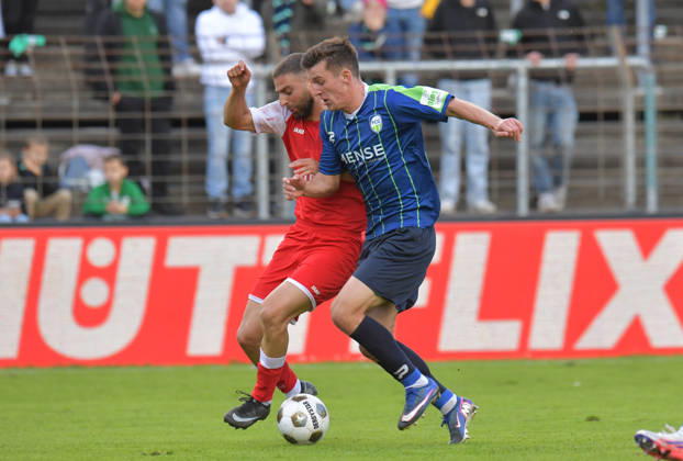 10.10.2026, GER, Fussball, Regionalliga West, Saison 2026 2027, 12. Spieltag, Ohlendorf Stadion im Heidewald, Gütersloh FC Gütersloh - SF Siegen 0 : 5 Aleksandar Kandic (FC Gütersloh, rechts) gegen Serhat Semih Güler (SF Siegen), Aktion, Duell, Zweikampf