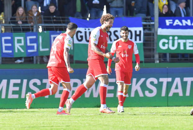 10.10.2026, GER, Fussball, Regionalliga West, Saison 2026 2027, 12. Spieltag, Ohlendorf Stadion im Heidewald, Gütersloh FC Gütersloh - SF Siegen 0 : 5 Tor-Jubel SF Siegen : Torschütze Jan-Luca Rumpf (SF Siegen), Aktion, Einzelbild, Quer, Mimik, Gestik, Jubel, jubeln, Freude, freuen
