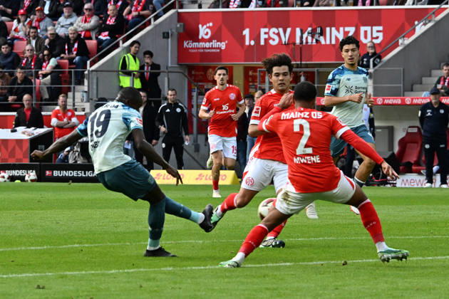 10.10.2026, xsltx, Fussball 1.Bundesliga, FSV Mainz 05 - Bayer 04 Leverkusen v.l. Moussa Diaby (Bayer 04 Leverkusen) Torschuetze, erzielt das Tor, Treffer, scores the goal 2:4 (DFL DFB REGULATIONS PROHIBIT ANY USE OF PHOTOGRAPHS as IMAGE SEQUENCES and or QUASI-VIDEO) Mainz