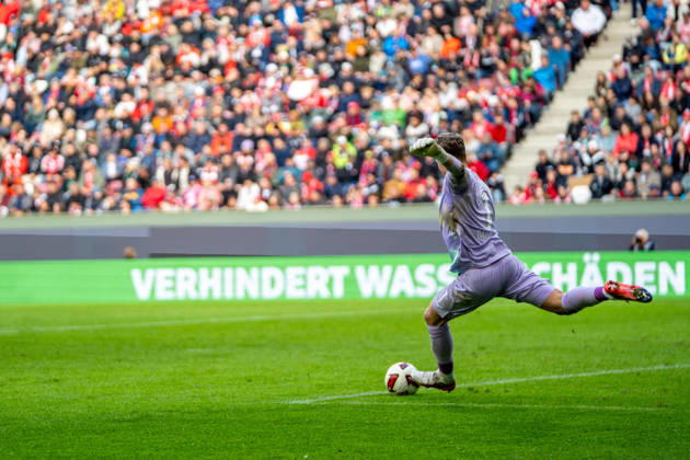 Finn Dahmen (1 Augsburg) in Aktion beim Bundesligaspiel FC Augsburg - FC Bayern München am 10.10.2026.