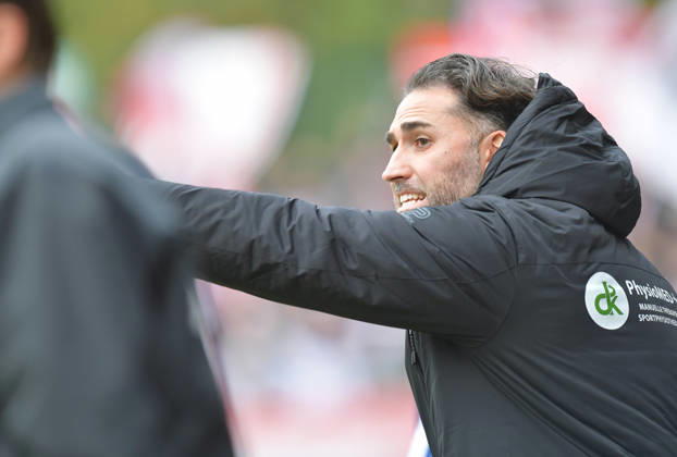 10.10.2026, GER, Fussball, Regionalliga West, Saison 2026 2027, 12. Spieltag, Ohlendorf Stadion im Heidewald, Gütersloh FC Gütersloh - SF Siegen 0 : 5 Julian Hesse (Trainer FC Gütersloh), Aktion, Einzelbild, Quer, Mimik, Gestik, Trainer, Coach