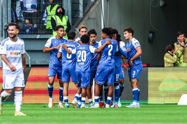 Fussball, 3.Liga Saison 2026 2027 8.Spieltag MSV Duisburg - TSG 1899 Hoffenheim II 10.10.2026, schauinsland-reisen-arena Torjubel TSG 1899 Hoffenheim II nach dem Tor zum 1-0 durch ein Eigentor von Tobias Fleckstein (MSV Duisburg, 5), die Spieler von Hoffenheim freuen sich Duisburg schauinsland-reisen-arena Nordrhein-Westfalen Deutschland