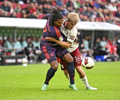 10.10.2026, Fussball Bundesliga 2026 2027, 5.Spieltag, FC Augsburg - FC Bayern München, in der WWK-Arena Augsburg, v.l. Serge Gnabry (FC Bayern München) gegen Hennes Behrens (FC Augsburg)