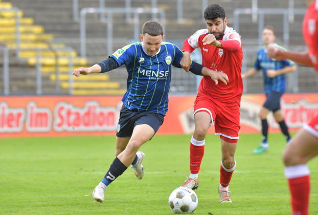 10.10.2026, GER, Fussball, Regionalliga West, Saison 2026 2027, 12. Spieltag, Ohlendorf Stadion im Heidewald, Gütersloh FC Gütersloh - SF Siegen 0 : 5 Phil Beckhoff (FC Gütersloh, links) gegen Hamza Saghiri (SF Siegen), Aktion, Duell, Zweikampf
