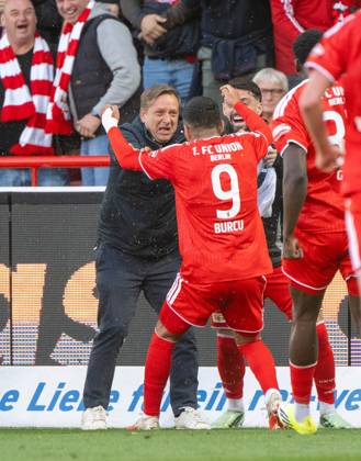 Fußball, Herren, Saison 2026 2027, 1. Bundesliga (5. Spieltag), 1. FC Union Berlin - SV 07 Elversberg, v. l. Profifußball-Geschäftsführer Horst Heldt (1. FC Union Berlin), Livan Burcu (1. FC Union Berlin), Jubel nach Tor zum 1:0, 10.10.2026, Copyright: xMatthiasxKochx