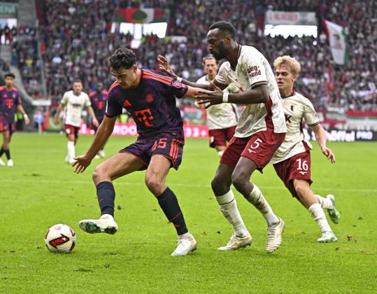 10.10.2026, Fussball Bundesliga 2026 2027, 5.Spieltag, FC Augsburg - FC Bayern München, in der WWK-Arena Augsburg, v.l. Aleksandar Pavlovic (Bayern München) gegen Iris Chrislain Aurel Matisma (FC Augsburg)
