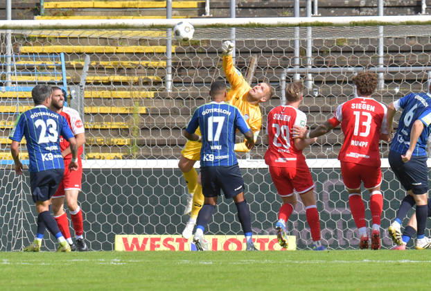 10.10.2026, GER, Fussball, Regionalliga West, Saison 2026 2027, 12. Spieltag, Ohlendorf Stadion im Heidewald, Gütersloh FC Gütersloh - SF Siegen 0 : 5 Jarno Peters (FC Gütersloh) pariert Ball. Serhat Semih Güler (SF Siegen) nutzt den Abpraller zum 0 : 2, Aktion, Einzelbild, Quer, Torwart, Torhüter, Keeper, Parade
