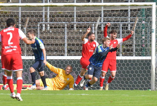 10.10.2026, GER, Fussball, Regionalliga West, Saison 2026 2027, 12. Spieltag, Ohlendorf Stadion im Heidewald, Gütersloh FC Gütersloh - SF Siegen 0 : 5 Tor-Jubel SF Siegen : Torschütze Serhat Semih Güler (SF Siegen) bejubelt das 0 : 2, Erik Lanfer (FC Gütersloh) reklamiert Handspiel, Aktion, Einzelbild, Quer, Mimik, Gestik, Jubel, jubeln, Freude, freuen