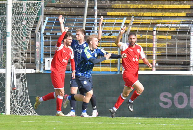 10.10.2026, GER, Fussball, Regionalliga West, Saison 2026 2027, 12. Spieltag, Ohlendorf Stadion im Heidewald, Gütersloh FC Gütersloh - SF Siegen 0 : 5 Tor-Jubel SF Siegen : Torschütze Serhat Semih Güler (SF Siegen) bejubelt das 0 : 2, Erik Lanfer (FC Gütersloh) reklamiert Handspiel, Aktion, Einzelbild, Quer, Mimik, Gestik, Jubel, jubeln, Freude, freuen