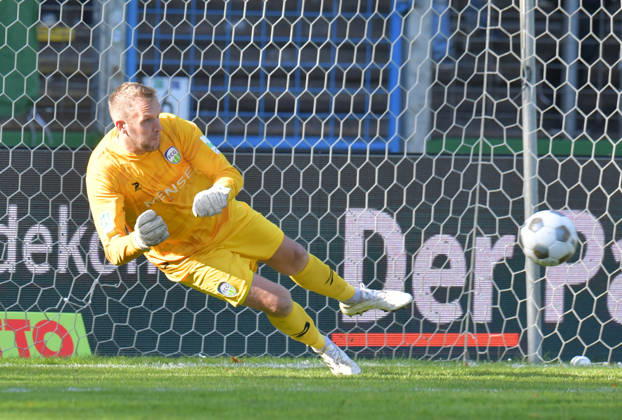 10.10.2026, GER, Fussball, Regionalliga West, Saison 2026 2027, 12. Spieltag, Ohlendorf Stadion im Heidewald, Gütersloh FC Gütersloh - SF Siegen 0 : 5 Jarno Peters (FC Gütersloh) pariert einen Elfmeter, Aktion, Einzelbild, Quer, Torwart, Torhüter, Keeper, Parade