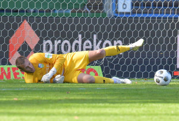 10.10.2026, GER, Fussball, Regionalliga West, Saison 2026 2027, 12. Spieltag, Ohlendorf Stadion im Heidewald, Gütersloh FC Gütersloh - SF Siegen 0 : 5 Jarno Peters (FC Gütersloh) pariert einen Elfmeter, Aktion, Einzelbild, Quer, Torwart, Torhüter, Keeper, Parade
