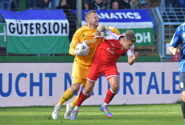 10.10.2026, GER, Fussball, Regionalliga West, Saison 2026 2027, 12. Spieltag, Ohlendorf Stadion im Heidewald, Gütersloh FC Gütersloh - SF Siegen 0 : 5 Keeper Jarno Peters (FC Gütersloh, links) gegen Elias Paul Huth (SF Siegen), Aktion, Duell, Zweikampf