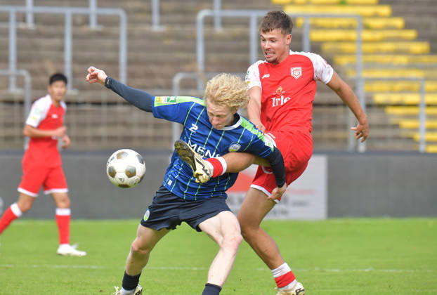 10.10.2026, GER, Fussball, Regionalliga West, Saison 2026 2027, 12. Spieltag, Ohlendorf Stadion im Heidewald, Gütersloh FC Gütersloh - SF Siegen 0 : 5 Niklas Frese (FC Gütersloh, links) gegen Tim Arnold (SF Siegen), Aktion, Duell, Zweikampf