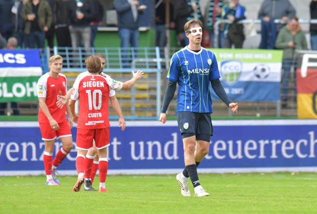 10.10.2026, GER, Fussball, Regionalliga West, Saison 2026 2027, 12. Spieltag, Ohlendorf Stadion im Heidewald, Gütersloh FC Gütersloh - SF Siegen 0 : 5 Jannik Borgmann (FC Gütersloh) ist nach dem 0 : 4 enttäuscht, Aktion, Einzelbild, Quer, Mimik, Gestik, Enttäuscht, Enttäuschung