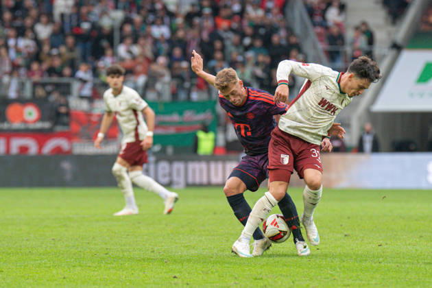 Joshua Kimmich (6 Bayern) und Fabian Rieder (32 Augsburg) in Aktion beim Bundesligaspiel FC Augsburg - FC Bayern München am 10.10.2026.