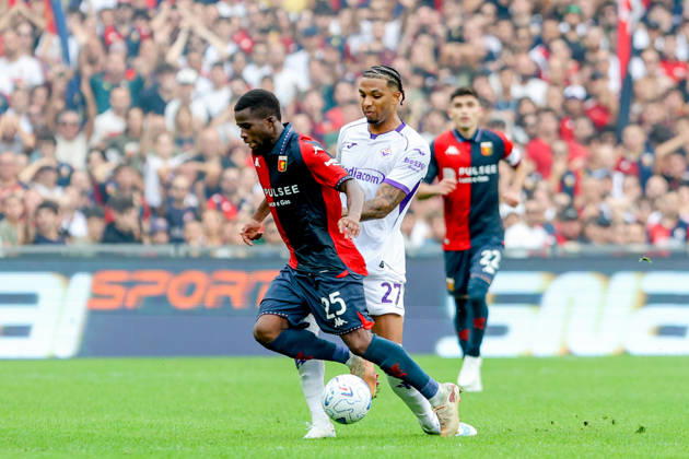 GenoaÕs Hamed Traore fights for the ball with Fiorentina s Cher Ndour during the Serie A soccer match between Genoa and Fiorentina at the Luigi Ferraris Stadium in Genoa, Italy - Saturday, October 10, 2026. - Soccer .  Copyright: xTanoxPecoraro LaPressex