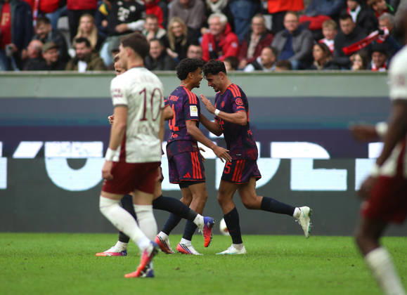 Fussball, Herren, Saison 2026 2027, FC Augsburg - FC Bayern München, Bundesliga, WWK Arena 2:2 durch Nathaniel Brown (FC Bayern München), Tor, Ausgleich, Jubel mit Aleksandar Pavlovic (FC Bayern München) (re.) DFL DFB regulations prohibit any use of photographs as image sequences and or quasi-video