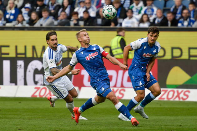 v. li. im Kampf um den Ball Lex Tyger Lobinger (Duisburg 45) Valentin Lässig Laessig (Hoffenheim 6) 10.10.2026 ¢ Fussball ¢ MSV Duisburg vs TSG 1899 Hoffenheim II, Schauinsland-Reisen-Arena, Duisburg, DFB DFL REGULATIONS PROHIBIT ANY USE OF PHOTOGRAPHS AS IMAGE SEQUENCES AND OR QUASI-VIDEO NRW Germany