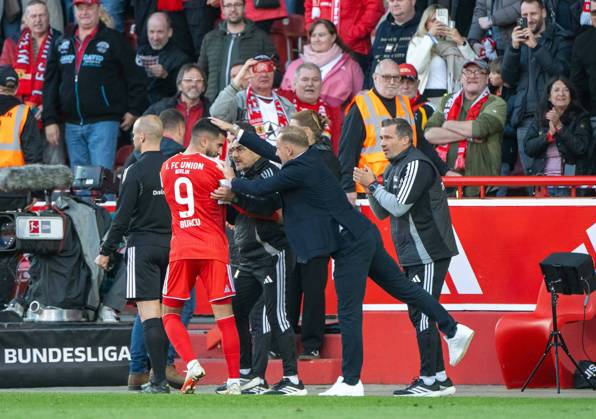 Fußball, Herren, Saison 2026 2027, 1. Bundesliga (5. Spieltag), 1. FC Union Berlin - SV 07 Elversberg, v. l. Livan Burcu (1. FC Union Berlin), Trainer Mauro Lustrinelli, Jubel nach Tor zum 1:0, 10.10.2026, Copyright: xMatthiasxKochx