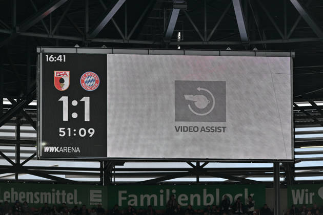 AUGSBURG, GERMANY; 10. OCTOBER: no goal for Bayern Munich - VAR, Offside during the Bundesliga Match between FC Augsburg vs. FC Bayern Munich at Matchday 5 at WWK-Arena DFL REGULATIONS PROHIBIT ANY USE OF PHOTOGRAPHS AS IMAGE SEQUENCES AND OR QUASI-VIDEO Copyright: xBEAUTIFULxSPORTS Goldbergx