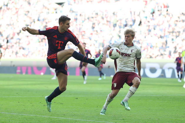 Josip Stanisic (FC Bayern Muenchen, 44) mit Hennes Behrens (FC Augsburg, 16), GER, FC Augsburg vs. FC Bayern Muenchen, Fussball, Bundesliga, 5. Spieltag, Saison 2026 2027, 10.10.2026, DFL DFB REGULATIONS PROHIBIT ANY USE OF PHOTOGRAPHS as IMAGE SEQUENCES and or QUASI-VIDEO, GER, FC Augsburg vs. FC Bayern Muenchen, Fussball, Bundesliga, 5. Spieltag, Saison 2026 2027, 10.10.2026 Augsburg Copyright: xEibner-Pressefoto JennixMaulx EP_JML