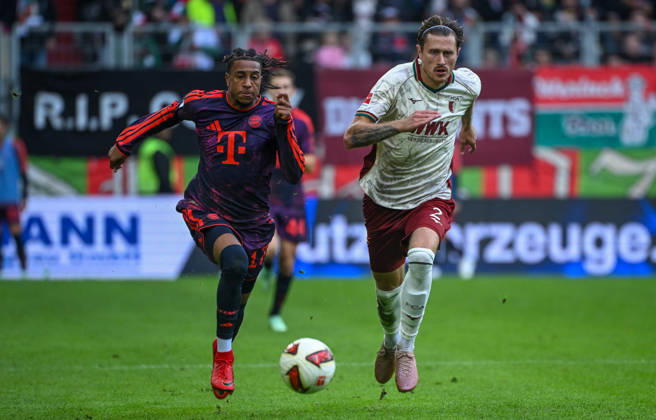 10.10.2026, xemx, Fussball 1.Bundesliga, FC Augsburg - Bayern München v.l. Michael Olise (FC Bayern Muenchen), Calvin Brackelmann (FC Augsburg) Zweikampf, Aktion, action, battle for the ball (DFL DFB REGULATIONS PROHIBIT ANY USE OF PHOTOGRAPHS as IMAGE SEQUENCES and or QUASI-VIDEO) Augsburg
