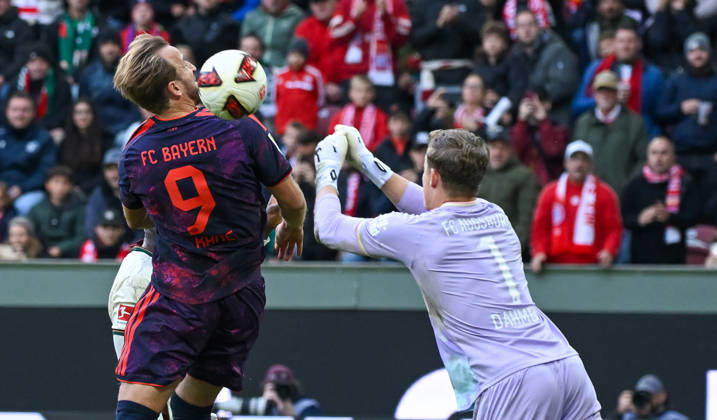 10.10.2026, xemx, Fussball 1.Bundesliga, FC Augsburg - Bayern München v.l. Harry Kane (FC Bayern Muenchen), Finn Dahmen (FC Augsburg) Zweikampf, Aktion, action, battle for the ball (DFL DFB REGULATIONS PROHIBIT ANY USE OF PHOTOGRAPHS as IMAGE SEQUENCES and or QUASI-VIDEO) Augsburg