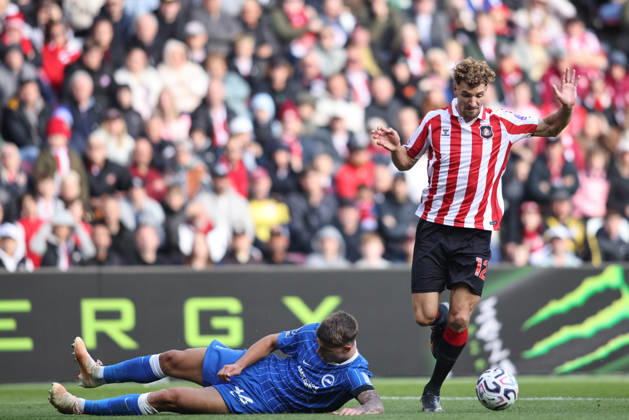 Sunderland v Brighton & Hove Albion - Premier League 2026 27 Thomas Meunier of Sunderland beats Luka Vuskovic of Brighton and Hove Albion during the Premier League match between Sunderland and Brighton and Hove Albion at the Stadium of Light in Sunderland, on October 10, 2026. Sunderland Tyne and Wear United Kingdom  Copyright: xMIxNewsx originalFilename:fletcher-sunderla261010_np6d0.jpg