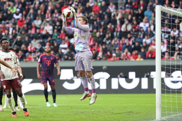 Finn Dahmen (FC Augsburg, 01) haelt Ball, GER, FC Augsburg vs. FC Bayern Muenchen, Fussball, Bundesliga, 5. Spieltag, Saison 2026 2027, 10.10.2026, DFL DFB REGULATIONS PROHIBIT ANY USE OF PHOTOGRAPHS as IMAGE SEQUENCES and or QUASI-VIDEO, GER, FC Augsburg vs. FC Bayern Muenchen, Fussball, Bundesliga, 5. Spieltag, Saison 2026 2027, 10.10.2026 Augsburg Copyright: xEibner-Pressefoto JennixMaulx EP_JML