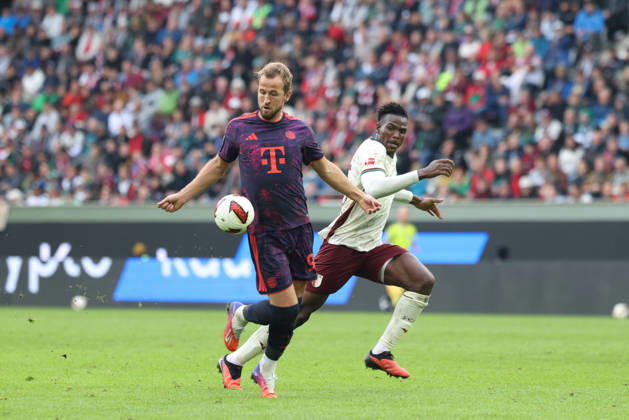 Harry Kane (FC Bayern Muenchen, 09) mit Abdulai Bah (FC Augsburg, 35), GER, FC Augsburg vs. FC Bayern Muenchen, Fussball, Bundesliga, 5. Spieltag, Saison 2026 2027, 10.10.2026, DFL DFB REGULATIONS PROHIBIT ANY USE OF PHOTOGRAPHS as IMAGE SEQUENCES and or QUASI-VIDEO, GER, FC Augsburg vs. FC Bayern Muenchen, Fussball, Bundesliga, 5. Spieltag, Saison 2026 2027, 10.10.2026 Augsburg Copyright: xEibner-Pressefoto JennixMaulx EP_JML