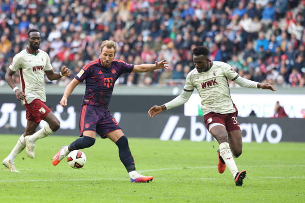 Harry Kane (FC Bayern Muenchen, 09) mit Abdulai Bah (FC Augsburg, 35), GER, FC Augsburg vs. FC Bayern Muenchen, Fussball, Bundesliga, 5. Spieltag, Saison 2026 2027, 10.10.2026, DFL DFB REGULATIONS PROHIBIT ANY USE OF PHOTOGRAPHS as IMAGE SEQUENCES and or QUASI-VIDEO, GER, FC Augsburg vs. FC Bayern Muenchen, Fussball, Bundesliga, 5. Spieltag, Saison 2026 2027, 10.10.2026 Augsburg Copyright: xEibner-Pressefoto JennixMaulx EP_JML