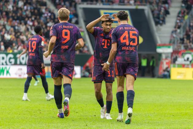 Torjubel, jubelt nach seinem Treffer zum 2:2 von Harry Kane (FC Bayern Muenchen), Torschuetze Luis Diaz (FC Bayern Muenchen) und Aleksandar Pavlovic (FC Bayern Muenchen) v-l, FC Augsburg vs. FC Bayer Muenchen, Fussball-Bundesliga, Fussball, 1. Bundesliga, 5. Spieltag, 10.10..2026 DFL regulations prohibit any use of photographs as image sequences and or quasi-video