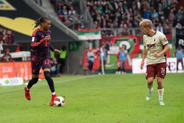 Michael Olise (17 Bayern) in Aktion beim Bundesligaspiel FC Augsburg - FC Bayern München am 10.10.2026.