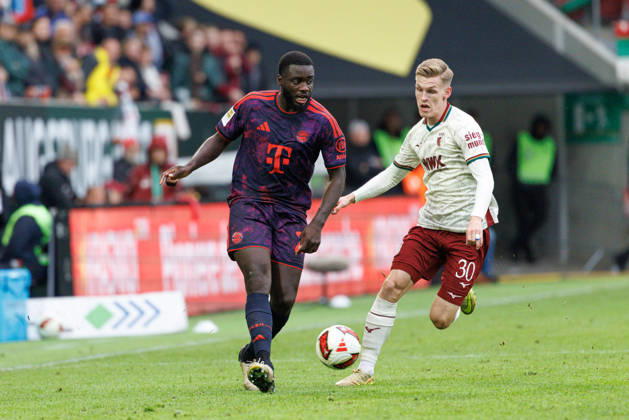 Dayot Upamecano (2, FC Bayern München) und Anton Kade (30, FC Augsburg) beim Spiel zwischen FC Augsburg v FC Bayern München, Fussball, Herren, Bundesliga, 2026 2027, 5.Spieltag am 10.10.2026 in Augsburg, WWK ARENA. DFL and DFB regulations prohibit any use of photographs as image sequences and or quasi-video. Bayern Deutschland