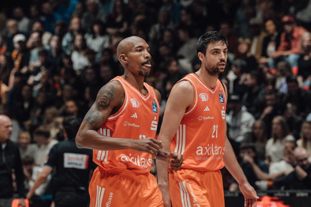 easyCredit Basketball Bundesliga, 5. Spieltag, Niners Chemnitz -Bayern München 10.10.2026 ab 16:00 Uhr Chemnitz, Chemnitz Arena Im Foto: 17 Darion Atkins, 21 Mateo Seric easyCredit Basketball Bundesliga, 5. Spieltag, Niners Chemnitz - Bayern München Chemnitz Sachsen Deutschland Copyright: xEHLxMedia MichelxKöhlerx 20261010-Niners-Chemnitz-Bayern-M__nchen-022