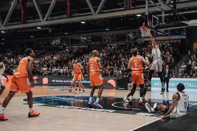easyCredit Basketball Bundesliga, 5. Spieltag, Niners Chemnitz -Bayern München 10.10.2026 ab 16:00 Uhr Chemnitz, Chemnitz Arena Im Foto: 17 Darion Atkins, 09 Alexander Richardson easyCredit Basketball Bundesliga, 5. Spieltag, Niners Chemnitz - Bayern München Chemnitz Sachsen Deutschland Copyright: xEHLxMedia MichelxKöhlerx 20261010-Niners-Chemnitz-Bayern-M__nchen-064