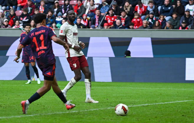 10.10.2026, xemx, Fussball 1.Bundesliga, FC Augsburg - Bayern München v.l. Nathaniel Brown (FC Bayern Muenchen) Goal scored, erziehlt das Tor zum 2:2 (DFL DFB REGULATIONS PROHIBIT ANY USE OF PHOTOGRAPHS as IMAGE SEQUENCES and or QUASI-VIDEO) Augsburg