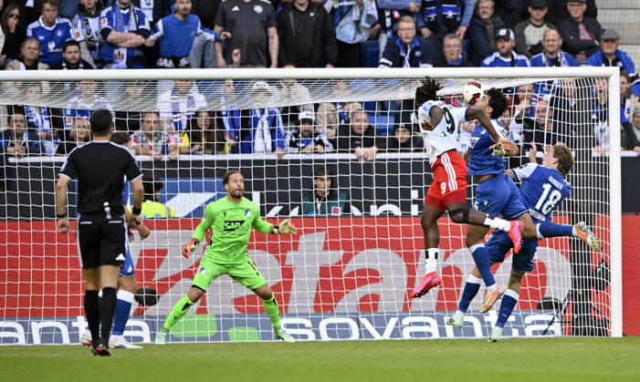 TOR zum 2:2 Terem Moffi Hamburger SV HSV (09) Torschuss Aktion Torchance Kopfballduell Zweikampf Aktion gegen Ozan Kabak TSG 1899 Hoffenheim (05) Wouter Burger TSG 1899 Hoffenheim (18) Torwart Oliver Baumann TSG 1899 Hoffenheim (01) Schiedsrichter Referee Harm Osmers TSG 1899 Hoffenheim vs Hamburger SV HSV 10.10.2026 DFL REGULATIONS PROHIBIT ANY USE OF PHOTOGRAPHS AS IMAGE SEQUENCES AND OR QUASI-VIDEO TSG 1899 Hoffenheim vs Hamburger SV HSV