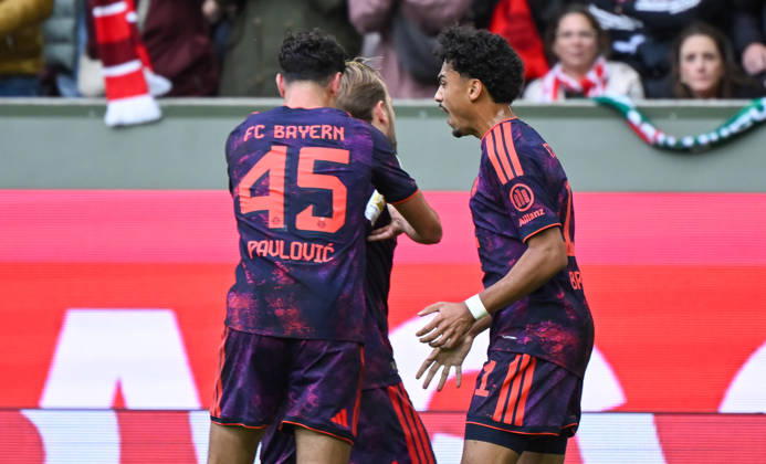 10.10.2026, xemx, Fussball 1.Bundesliga, FC Augsburg - Bayern München v.l. Nathaniel Brown (FC Bayern Muenchen) Jubel, Torjubel, celebrate the goal, jubelt ueber das Tor zum 2:2 (DFL DFB REGULATIONS PROHIBIT ANY USE OF PHOTOGRAPHS as IMAGE SEQUENCES and or QUASI-VIDEO) Augsburg