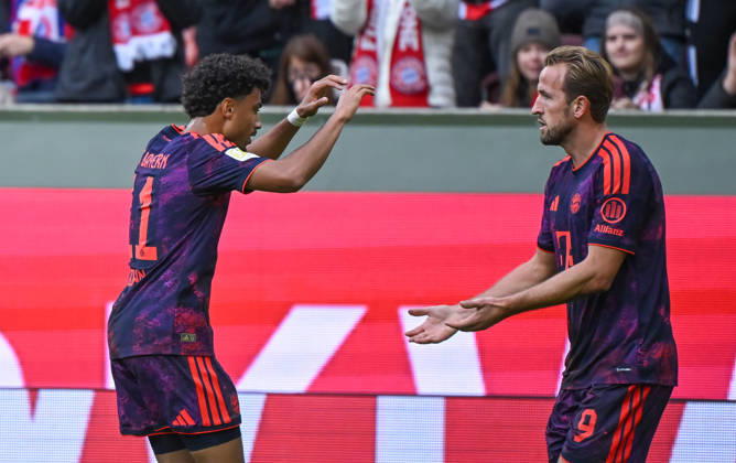 10.10.2026, xemx, Fussball 1.Bundesliga, FC Augsburg - Bayern München v.l. Nathaniel Brown (FC Bayern Muenchen) Jubel, Torjubel, celebrate the goal, jubelt ueber das Tor zum 2:2 (DFL DFB REGULATIONS PROHIBIT ANY USE OF PHOTOGRAPHS as IMAGE SEQUENCES and or QUASI-VIDEO) Augsburg