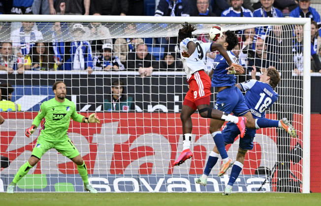 TOR zum 2:2 Terem Moffi Hamburger SV HSV (09) Torschuss Aktion Torchance Kopfballduell Zweikampf Aktion gegen Ozan Kabak TSG 1899 Hoffenheim (05) Wouter Burger TSG 1899 Hoffenheim (18) Torwart Oliver Baumann TSG 1899 Hoffenheim (01) TSG 1899 Hoffenheim vs Hamburger SV HSV 10.10.2026 DFL REGULATIONS PROHIBIT ANY USE OF PHOTOGRAPHS AS IMAGE SEQUENCES AND OR QUASI-VIDEO TSG 1899 Hoffenheim vs Hamburger SV HSV